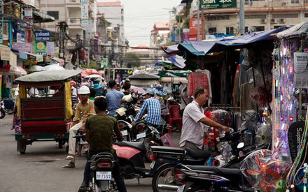Photo : Une rue de Phnom Penh. Crédits : Roger Gerbig / Flickr Creative Commons