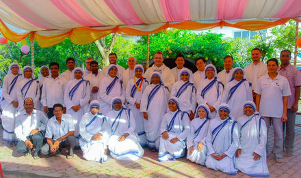 Photo-souvenir à la fin de la célébration pour le 25e anniversaire de l'ouverture du centre des Sœurs Missionnaires de la Charité à Chom Chao.