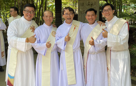 Les 5 diacres du Cambodge, juste avant l'ordination du P. Damo, SJ (au milieu de la photo).