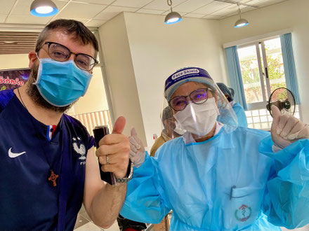 Avec l'infirmière qui vient de me faire la 2e injection de Covishield (AstraZeneca).