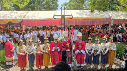 De gauche à droite, entourés par les danseuses, Mgr Bruno Cosme, administrateur apostolique de Kompong Cham, Mgr Olivier Schmitthaeusler, Vicaire apostolique de Phnom Penh, et Mgr Enrique Figaredo, préfet apostolique de Battambang.