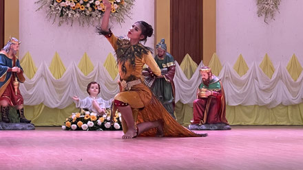 Pendant la fête de l'Épiphanie organisée par l'évêque.