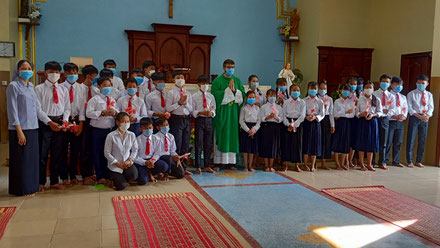 Groupe des 1res communions d'hier à Areyksat, avec les 2 religieuses catéchistes.