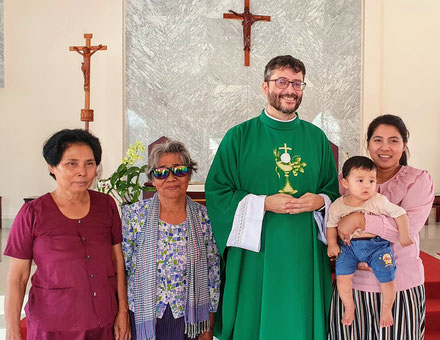 Baptême hier à Po Thom : Jean (យ៉ូហាន) avec sa maman, sa marraine et sa grand-mère.