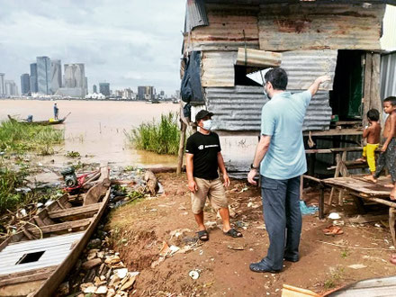 Contraste entre la rive gauche du Mékong (Areyksat) et les buildings de Koh Pich et de Phnom Penh, sur la rive droite, que l'on aperçoit en arrière-plan.