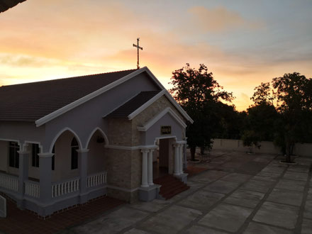 Levé de soleil sur l'église de Po Thom, dimanche de la Pentecôte.