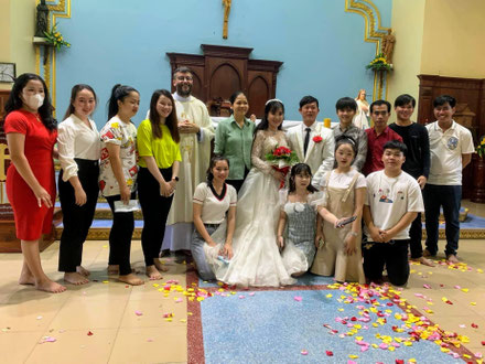 Avec les nouveaux mariés de samedi à Areyksat, et une partie des jeunes de la chorale d'Areyksat.
