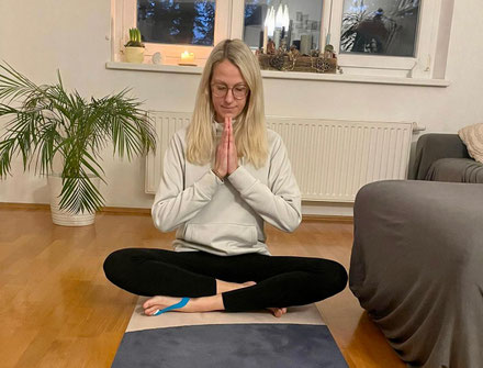 Magdalena in sitzender Yoga-Position