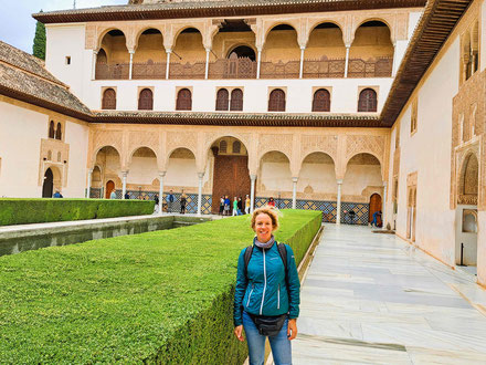 Peggy in Innenhof des Nasridenpalasts der Alhambra