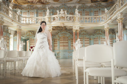 Brautpaar beim Hochzeitsshooting im Bibliothekssaal Kloster Schussenried