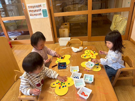 シール貼りもすきだね!