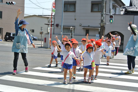 手をぴーんと挙げて渡ろう！