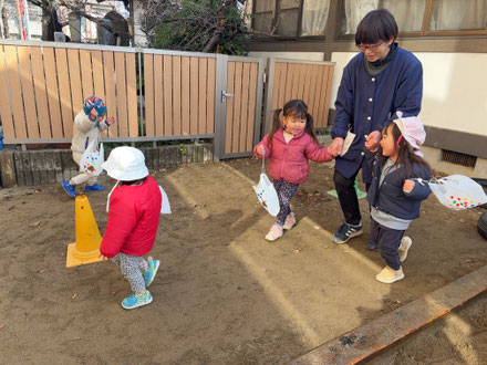 「きゃーっ♡」と声を上げながら、楽しそうに走っています♪