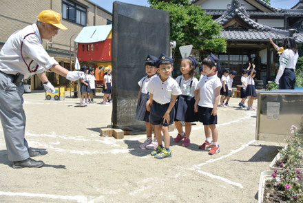 「みぎ・ひだり・みぎ」