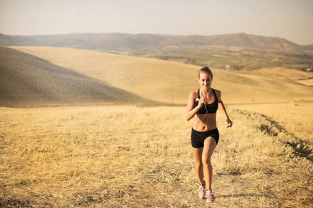 Die besten Beispiele für ein positives Mindset sehen wir im Sport. Diese Frau nimmt eine Hürde nach der anderen und klettert furchtlos die Wand hoch.