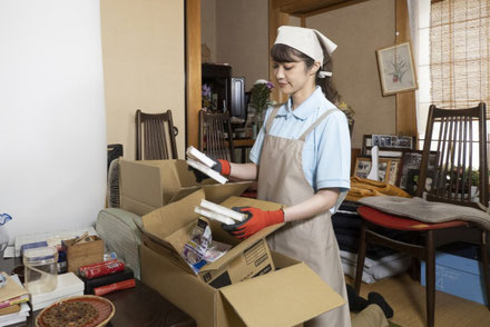 遺品整理をする女性