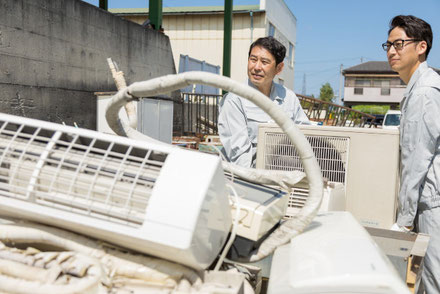 エアコンの廃品を回収している業者