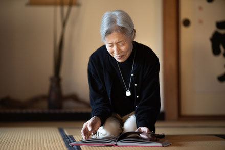 和室で本を読む年配の女性