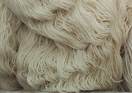 couleur naturelle, teinture textile, laine, soie, magasin de laine, développement durable, mérinos, laine locale, laine artisanale, chale, fonty, boutique laine, bonnet