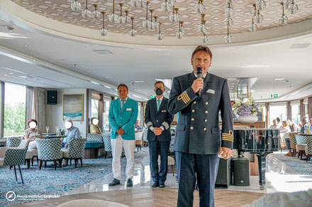 Kapitän, Hotel Manager & Kreuzfahrtleiter begrüßen die Gäste