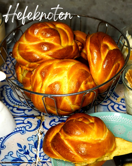 goldgelbe Hefeteigknloten, knuffig und buttrig, die nicht nur zum Osterbrunch schmecken