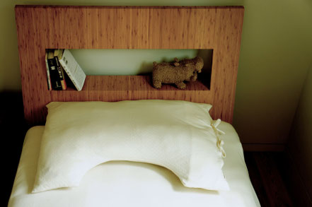 チェストを必要としないことで、ベッド周りもスッキリ。