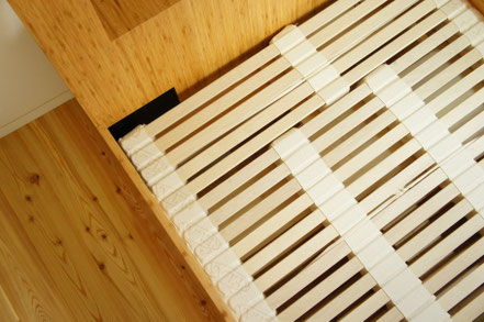 コラボベッドフレームには眠家の『木のマットレス』がきれいに納まる仕様。