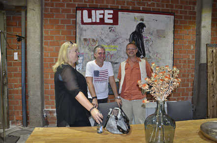 Claudia Klemmer, Michael Klemmer, Divo Santino vor dem Werk "Life...Way" bei der Vernissage in der Galleria Lebensart in Koblenz