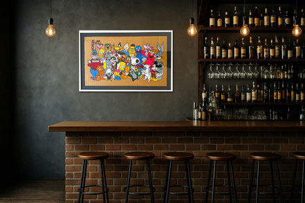 Stilvolle Bar mit dem Werk FRIENDS an der Wand. Das gerahmte Pop-Art Unikat unterstreicht das gesellige Ambiente.