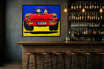 Stimmungsvolle Bar mit Backsteinwand und Spirituosenregal. Das Pop-Art Bild HUHN AM STEUER sorgt für einen modernen, urbanen Look.