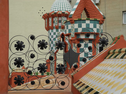 Antoni Gaudi Komponist Der Farben Formen Und Materialien