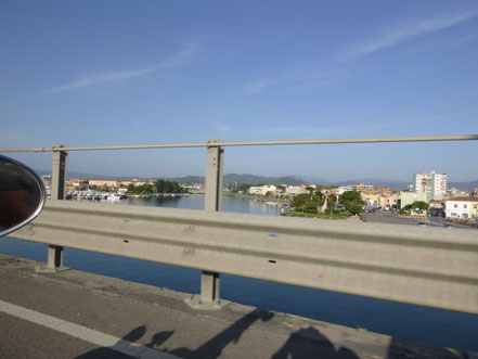 Blick aus dem Auto ins Wasser
