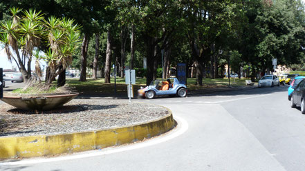 Blauer Buggy in Pisa
