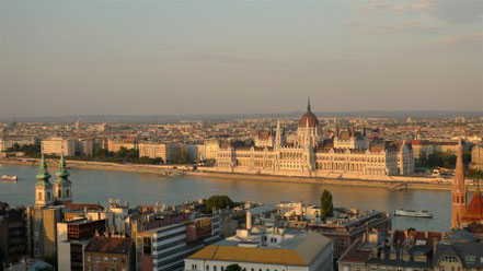 Parlament von Budapest im Abendlicht von Fischerbastei aus