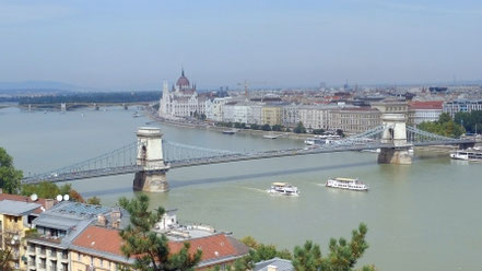 Blick von der Burgmauer der Budapester Burg auf die Kettenbrücke