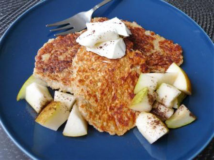 Pancakes ohne Zucker angerichtet mit Birne und Frischkäse