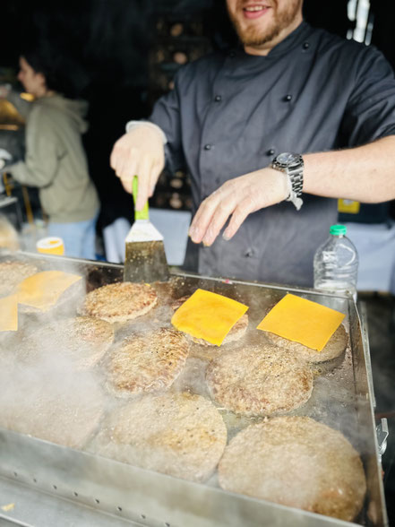 Unsere saftigen Patties werden frisch auf der Grillplatte zubereitet und mit schmelzendem Käse verfeinert. Für den perfekten Genuss verwenden wir die edlen Buns von Pâtisserie Élysée, die jedem Burger das gewisse Etwas verleihen. 