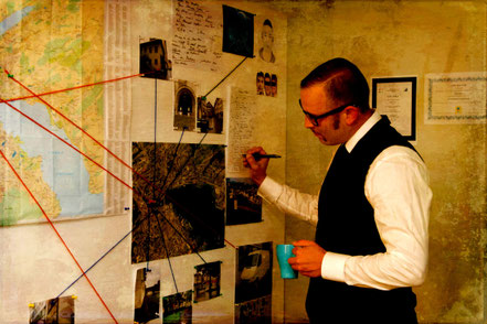 Ein Mann ordnet die Hinweise zur Diamantenjagt an der Wand. Wird er es schaffen, denn Fall in der Stadt Luzern zu lösen? Spannung, Spass und Überraschungen sind dabei garantiert!