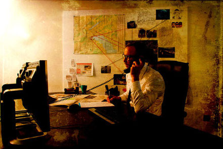 A man is talking on the phone, fully focused, trying to solve the mystery of the diamond hunt. With this smartphone scavenger hunt in Lucerne, he’s certainly not going to get bored!