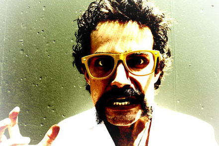 Auf dem Bild ist der verrückte Professor zu sehen. Wegen ihm droht die Gefahr eines Bombenalarms in Sursee. Könnt ihr ihm einen Strich durch die Rechnung machen?