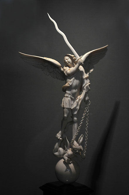 Italien. Erzengel Michael triumphiert über den Satan. 17. Jh. Elfenbein 34,5 cm Braunschweig, Herzog-Anton-Ulrich-Museum Elf 74