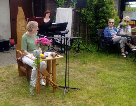 Elke Ferner Lesung im eigenen Garten in Eldena OT Güritz