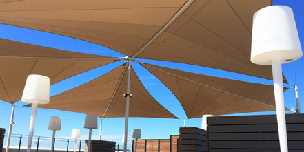 Terrassenüberdachung durch ein Sonnensegel