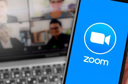 Webinar Software Zoom auf einem Handy als Motiv für Marketing Zoom Themen für Heilpraktiker