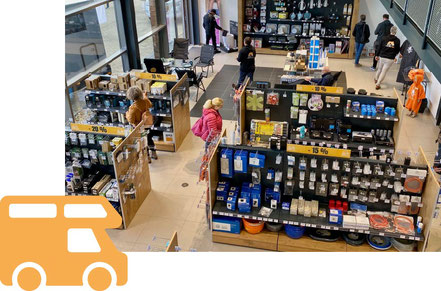 Der Camperwelt-Fischer-Shop in Celle ist zu sehen – mit Kunden und über 11.000 verfügbaren Artikeln.