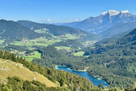 Berge bei gutem Wetter und Sonnenschein in der Umgebung von Ramsau.