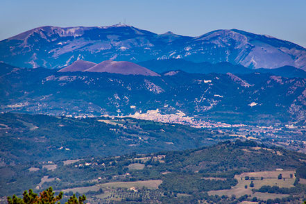 Gubbio e il Monte Nerone; vista dal Monte Subasio