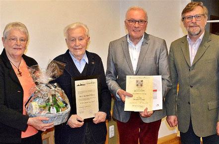 Ehrung Raimund Hennig (70J Aktives Singen), Ernennung zum Ehrenmitglied - JHV 2019