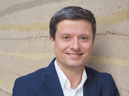 Dr. Peter Schäfer – Experte für Lektorat, Copywriting und Autorencoaching. Professionelles Porträt in Business-Kleidung vor einem neutralen Hintergrund.