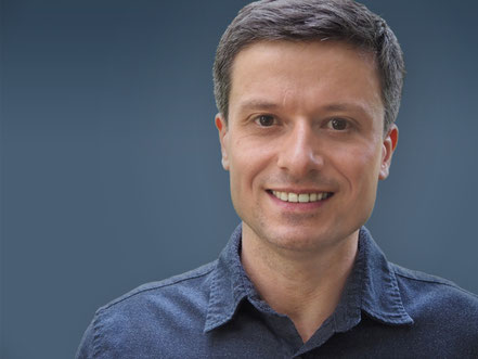Dr. Peter Schäfer – Experte für Lektorat, Copywriting und Autorencoaching. Professionelles Porträt in Business-Kleidung vor einem neutralen Hintergrund.